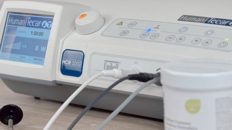 HumanTecar HCR 1002 TECAR-apparat med display og elektrodekabler